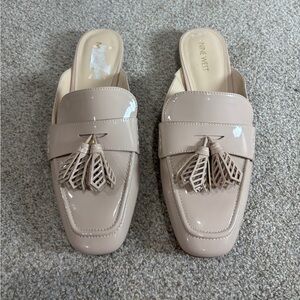 Nine West Beige Patent Leather Open Back Mules Shoes 10 M For Woman